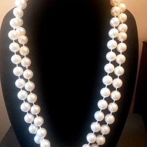 Vintage faux pearl necklace in excellent condition! Vintage costume piece